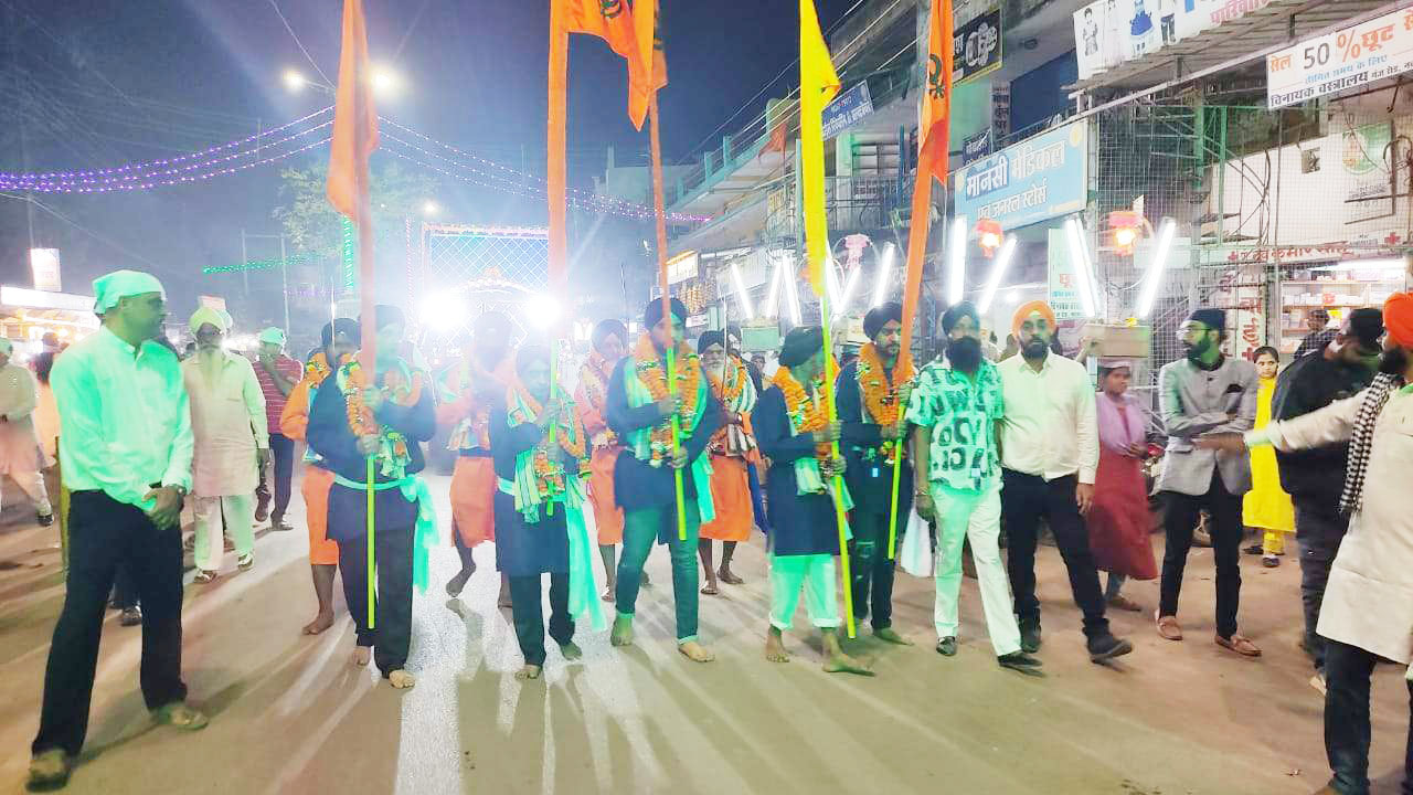 गुरूनानक जयंती पर निकाली शोभायात्रा गुरूनानक जयंती पर निकाली शोभायात्रा