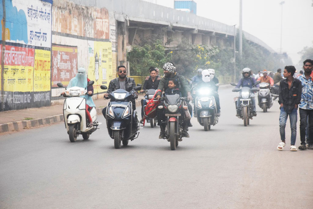 कहीं-कहीं पड़ी बूंदे, दिनभर छाई रही धुंध