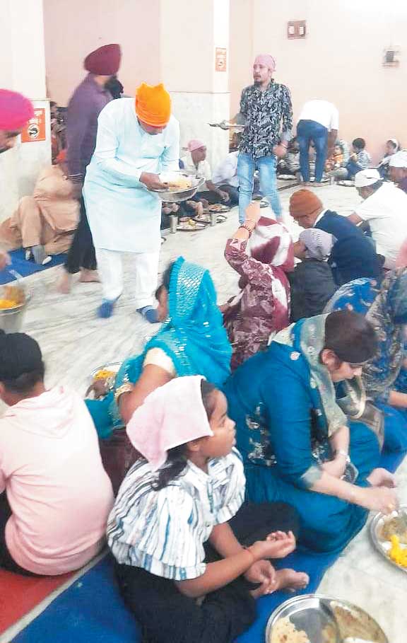 शिवरतन सपत्नीक गुरूद्वारा में टेका मत्था