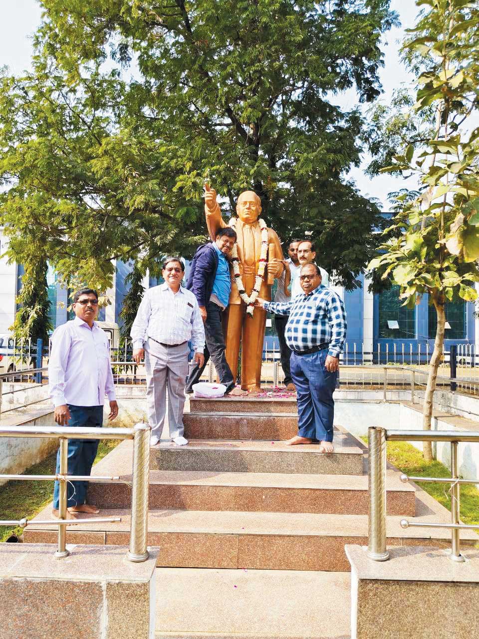 अधिकारी-कर्मियों ने संविधान की प्रस्तावना का किया पाठन अधिकारी-कर्मियों ने संविधान की प्रस्तावना का किया पाठन