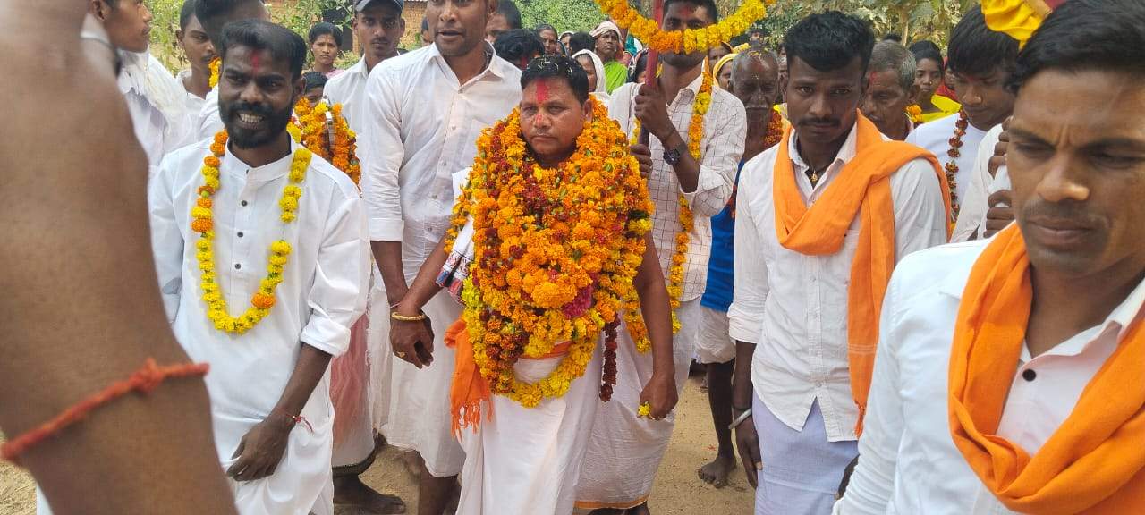 बाजे-गाजे के साथ महाकाल बाबा की पालकी निकाली
