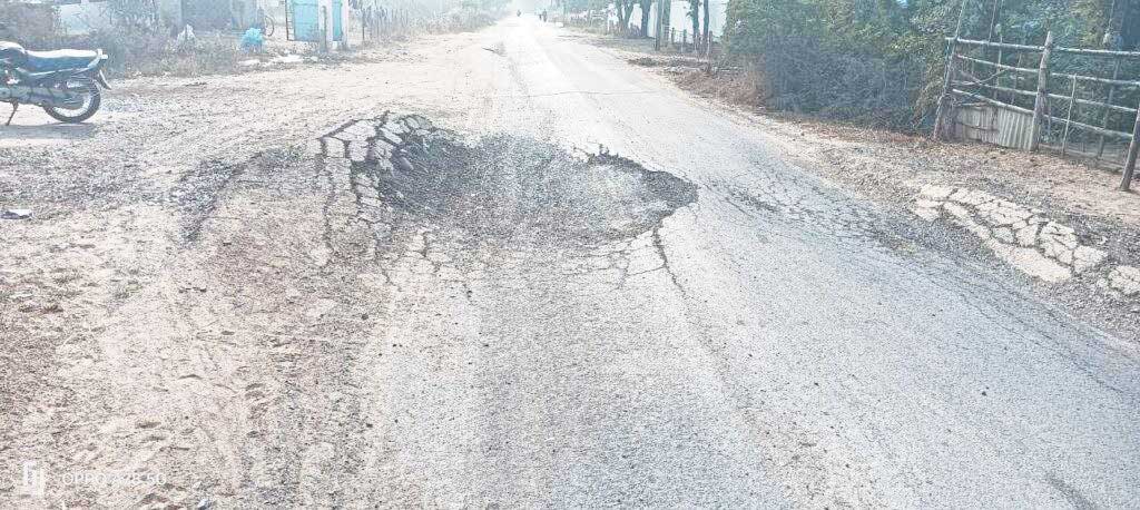 ओवरलोड गाडिय़ों से समय से पहले रोड खराब, गड्ढे में गिरकर हो रहे चोटिल