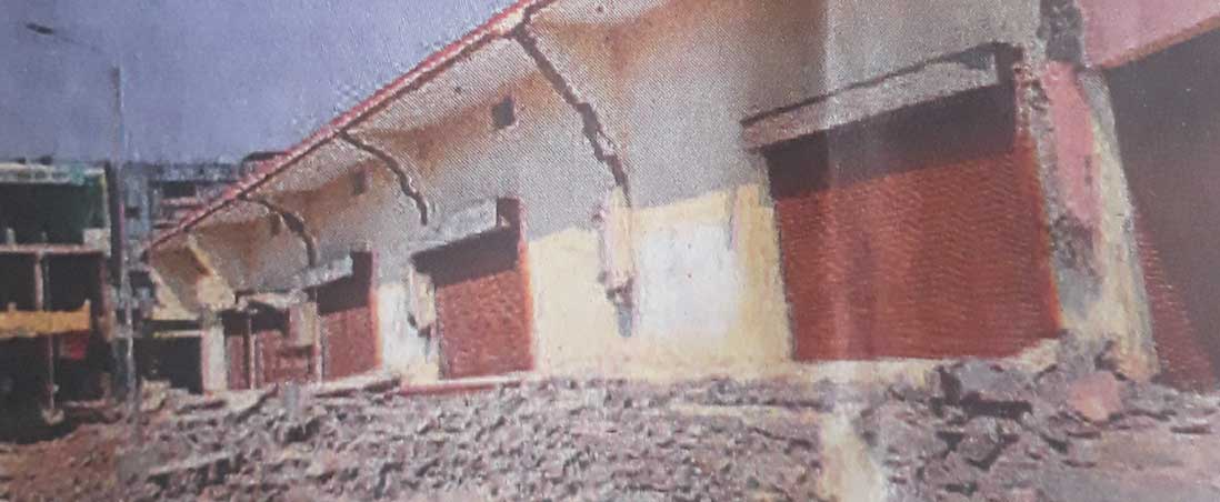 व्यवसायिक परिसर का छज्जा ढहा, जांच करने कमेटी गठित