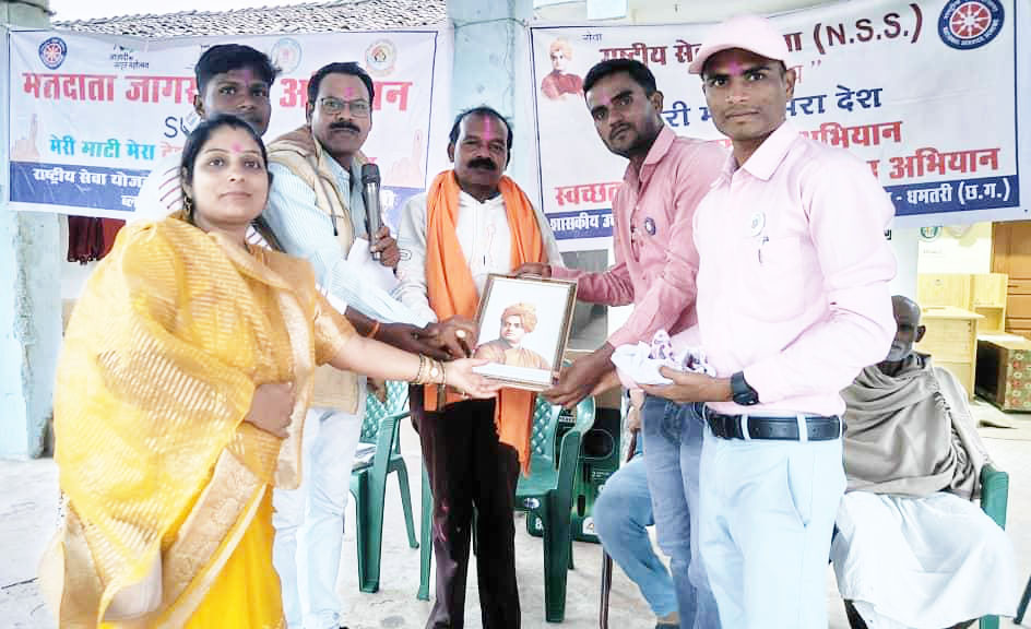 स्वच्छता अभियान व संविधान शपथ कार्यक्रम