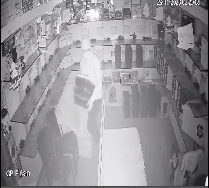 गैस कटर से कम्प्यूटर दुकान का ताला काटा, 27 लैपटॉप की चोरी गैस कटर से कम्प्यूटर दुकान का ताला काटा, 27 लैपटॉप की चोरी