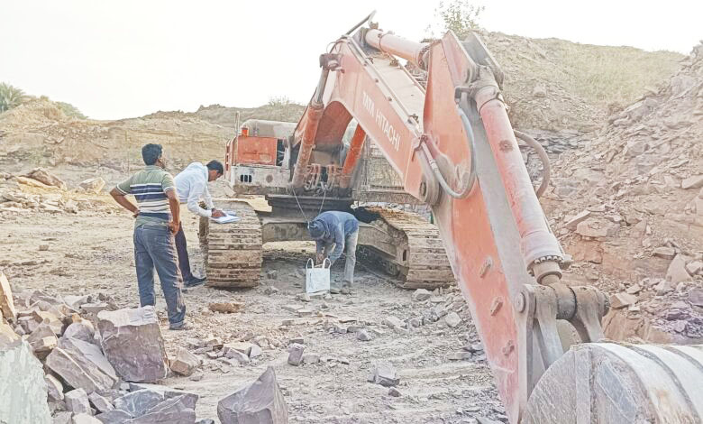 अवैध खदानों से तीन मशीनें जब्त  