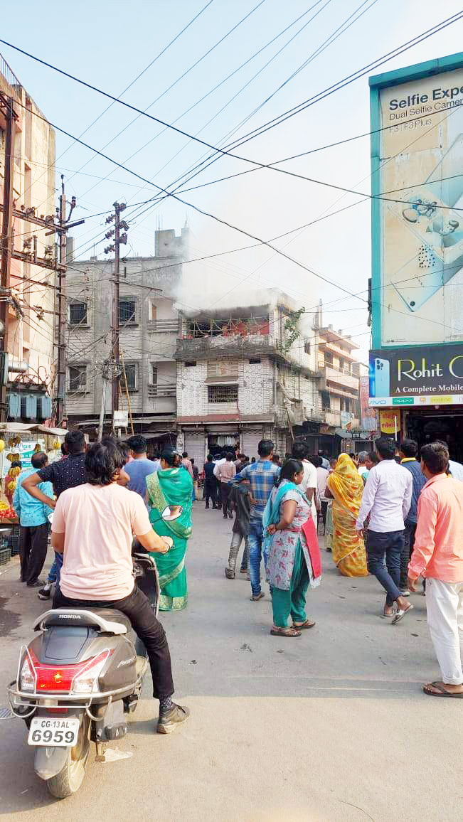 दोना पत्तल दुकान में लगी आग, हजारों का सामान जलकर खाक दोना पत्तल दुकान में लगी आग, हजारों का सामान जलकर खाक