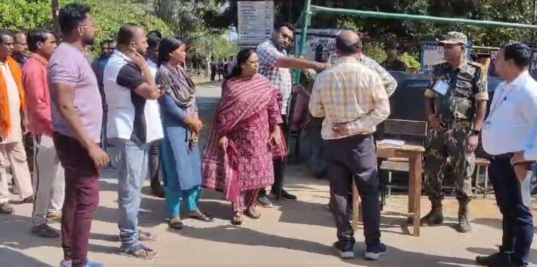 भाजपा जिलाध्यक्ष को प्रवेश से रोका, कांग्रेस के गैर पास धारी को प्रवेश देने पर स्ट्रांग रूम के सामने धरना