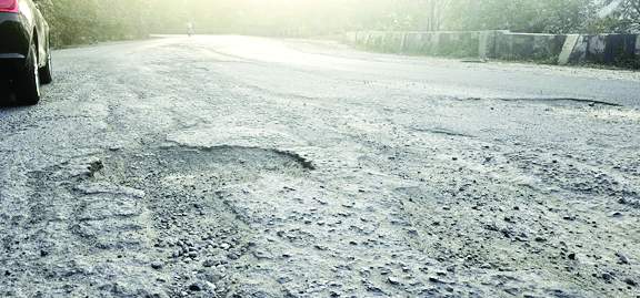 केशकाल घाटी में 13 दिनों में 70 फीसदी भी काम नहीं, अंतिम दिन काम बंद केशकाल घाटी में 13 दिनों में 70 फीसदी भी काम नहीं, अंतिम दिन काम बंद