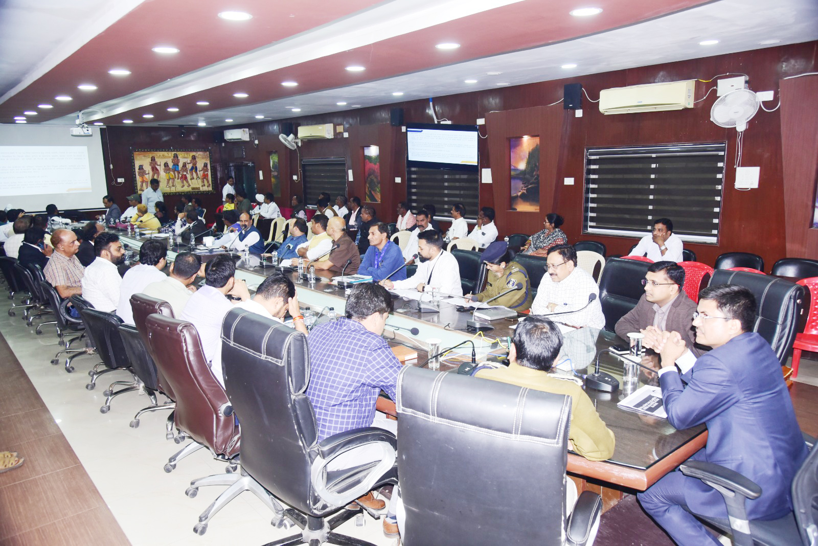 कलेक्टर ने ली राजनीतिक दल व प्रत्याशियों की बैठक