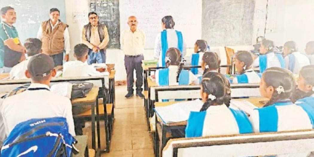 डीईओ ने स्कूलों में पढ़ाई और मध्यान्ह भोजन की ली जानकारी 