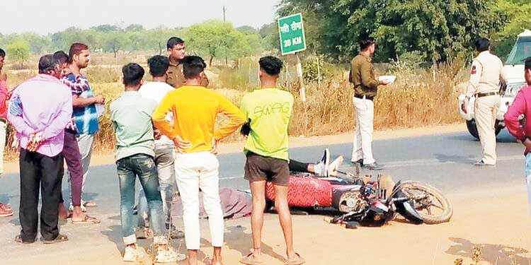 कैप्सूल वाहन की ठोकर, बाइक सवार पति की मौत, पत्नी-बच्चा सुरक्षित