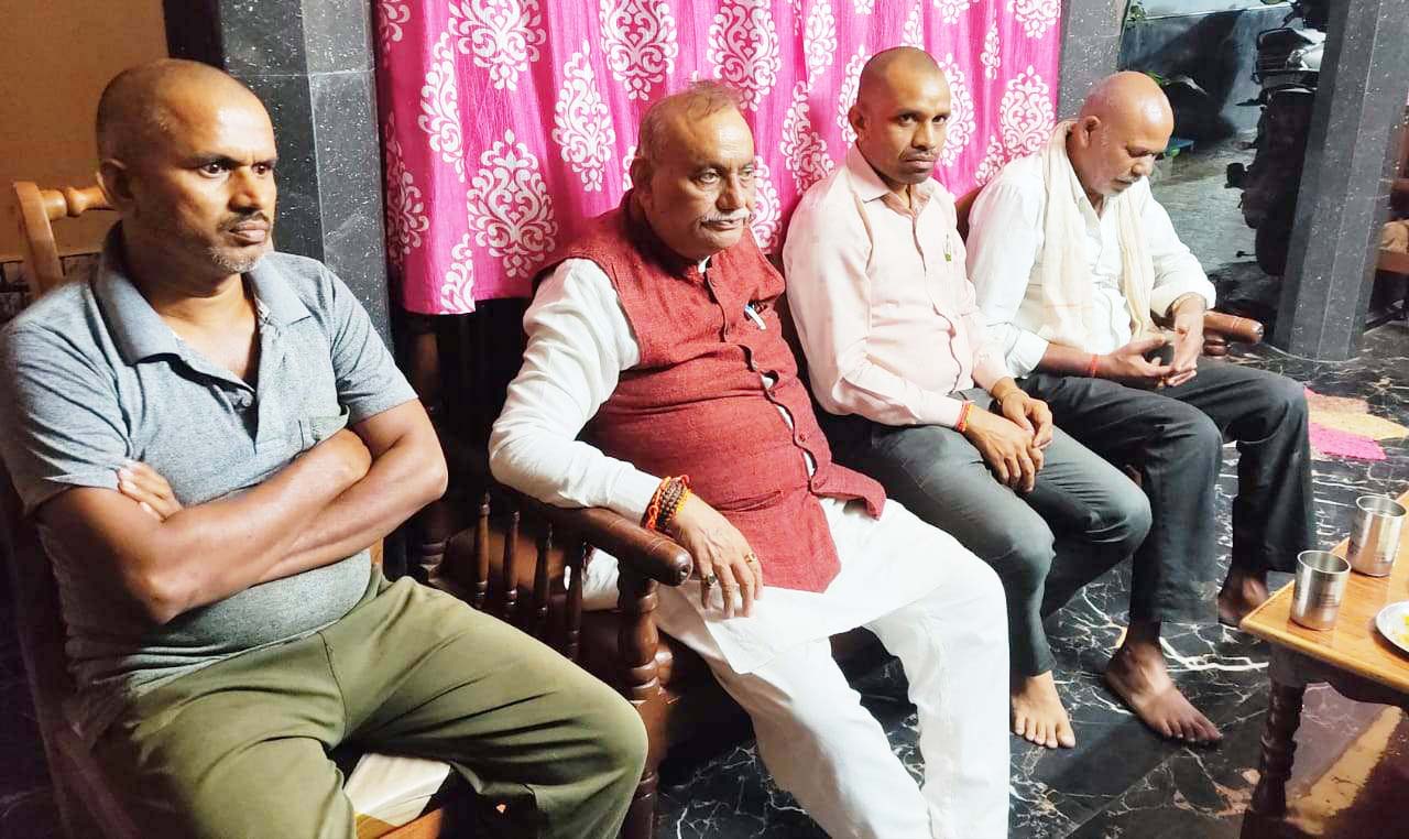 पूर्व मंत्री चन्द्रशेखर ने बसंत व धनेन्द्र को दी श्रद्धांजलि पूर्व मंत्री चन्द्रशेखर ने बसंत व धनेन्द्र को दी श्रद्धांजलि
