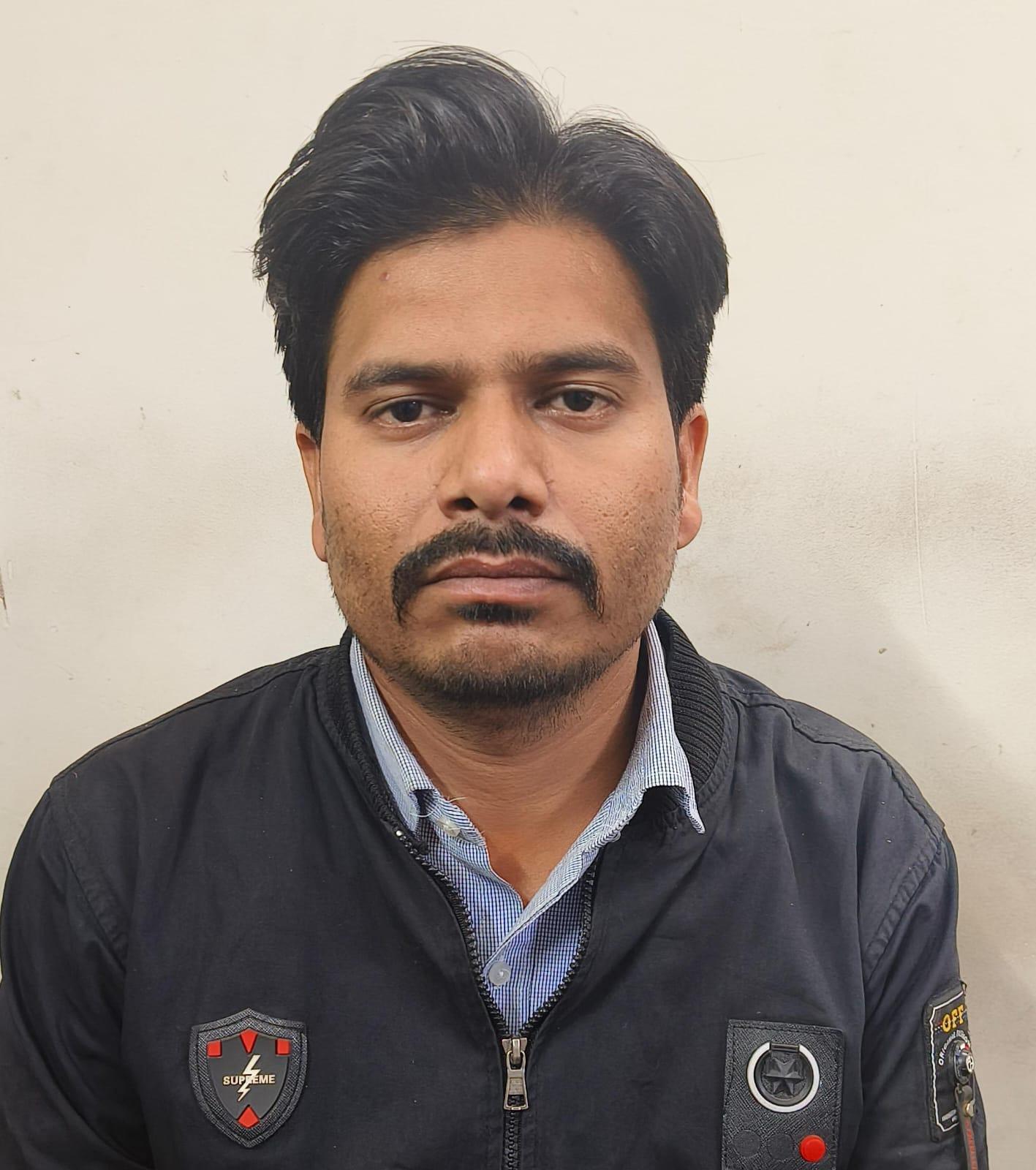 क्वीलिटी रिपोर्ट में हेराफेरी 33 लाख कमाया लैब अटेंडेंट गिरफ्तार क्वीलिटी रिपोर्ट में हेराफेरी 33 लाख कमाया लैब अटेंडेंट गिरफ्तार