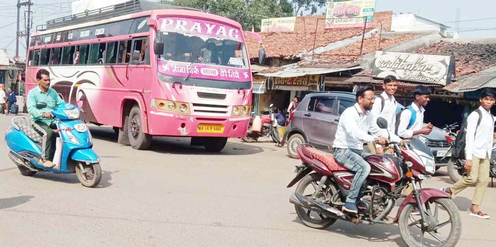 भगत सिंह तिराहा बना अघोषित बस स्टैण्ड, आवागमन बाधित