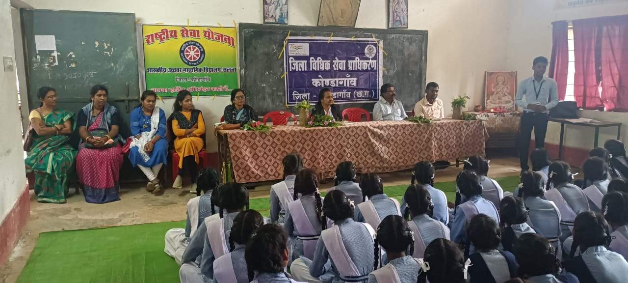 सलना स्कूल में विद्यार्थियों को दी कानूनी जानकारी सलना स्कूल में विद्यार्थियों को दी कानूनी जानकारी