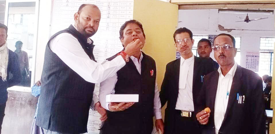 तीन राज्यों में भाजपा के प्रचंड बहुमत से जीत,  कोर्ट परिसर में बांटी मिठाई 