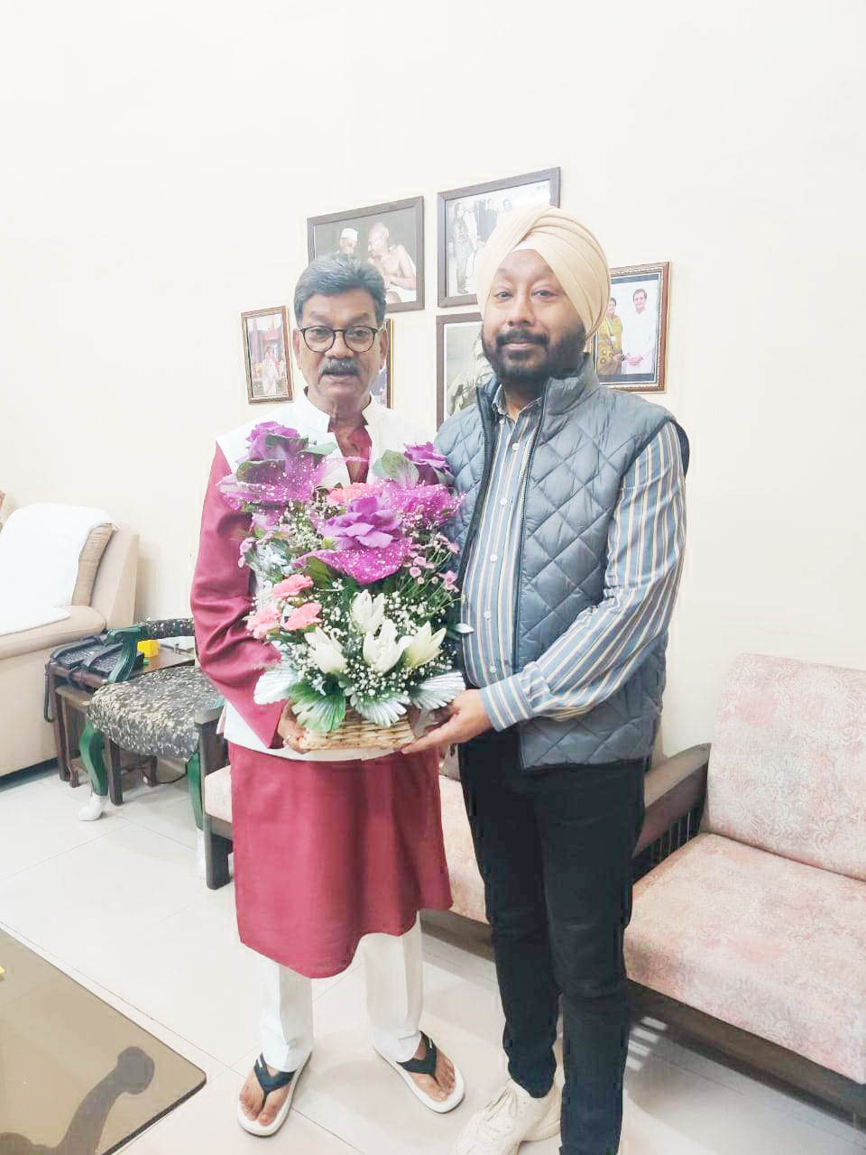 डॉ. चरणदास महंत को जीत की बधाई देने पहुंचे हरमीत होरा