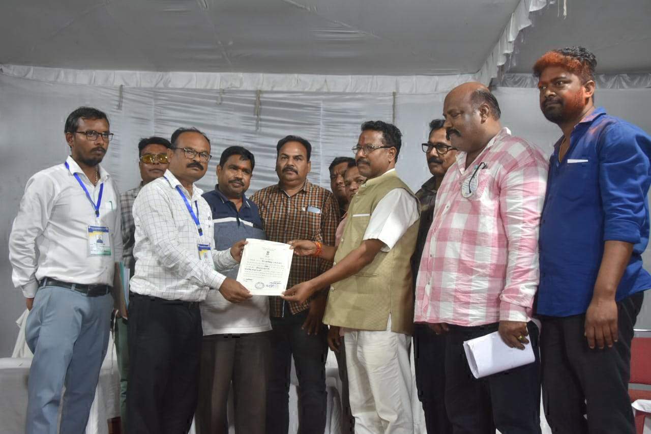 विजयी प्रत्याशी को मिला प्रमाण पत्र