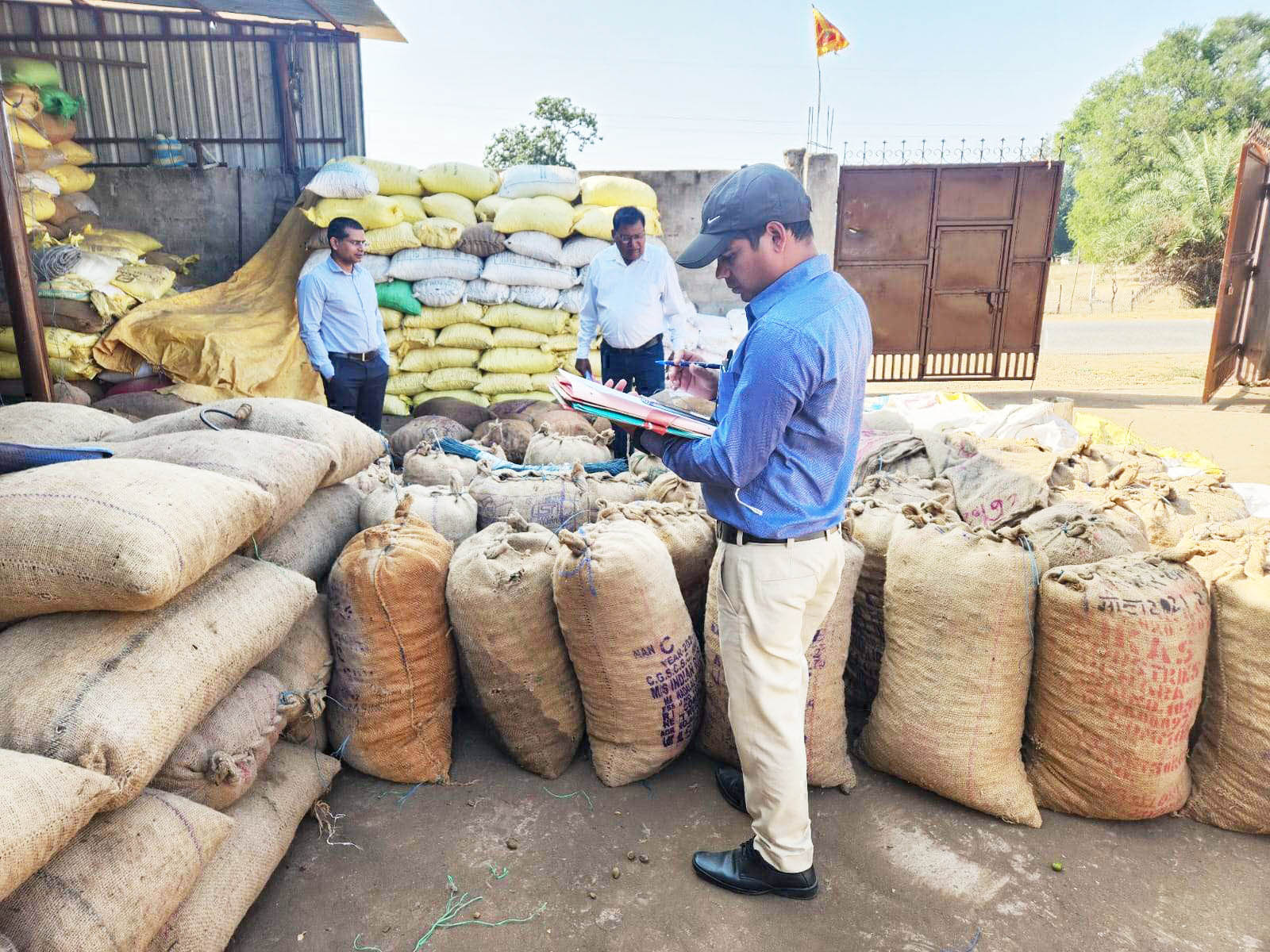गोदामों की जांच, अवैध धान जब्त