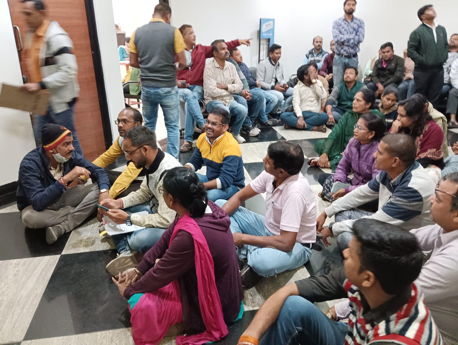 मंत्रालय कर्मियों ने डीडी सिंह को घेरा, पदोन्नति दो साल से रोक रखने का आरोप मंत्रालय कर्मियों ने डीडी सिंह को घेरा, पदोन्नति दो साल से रोक रखने का आरोप