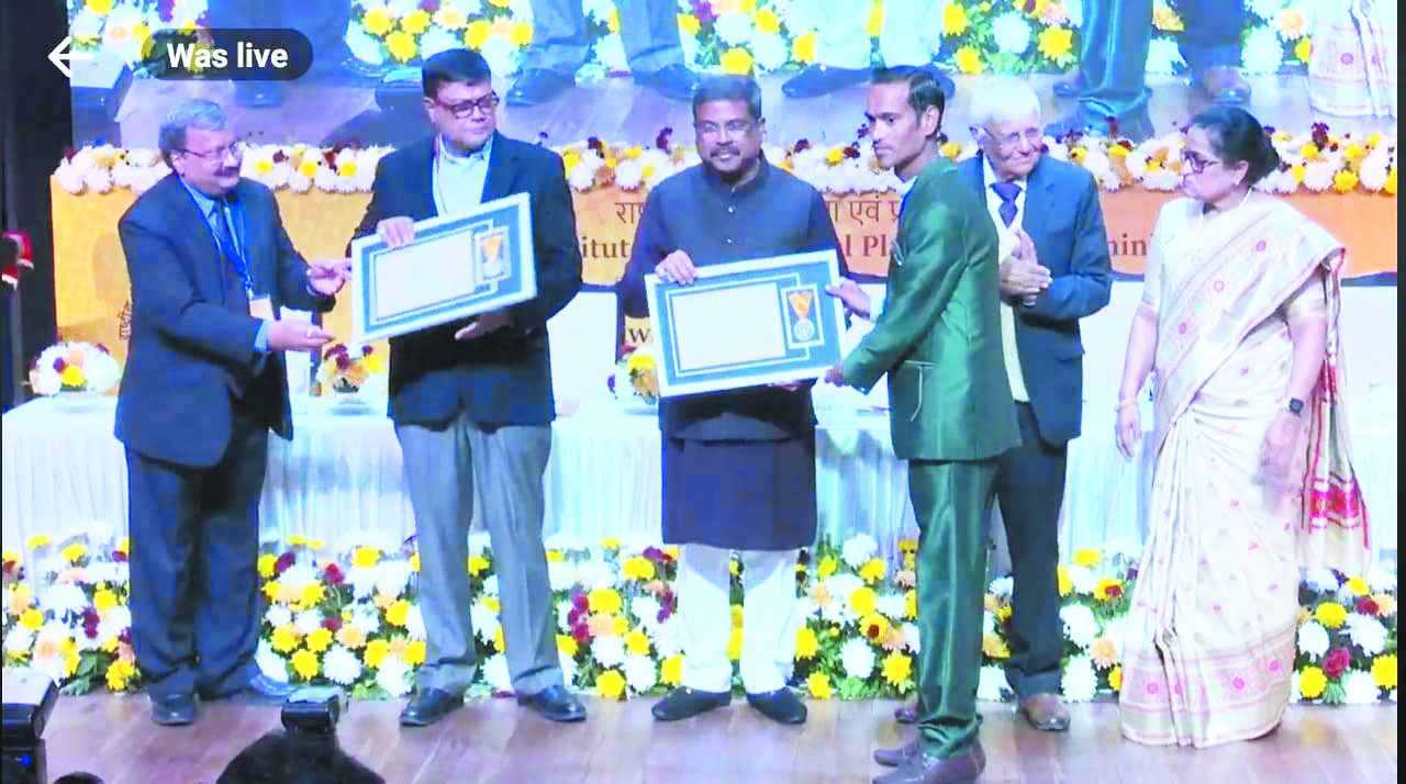 शैक्षिक प्रशासन में नवाचार के लिए कुरुद बीआरसीसी को राष्ट्रीय अवार्ड