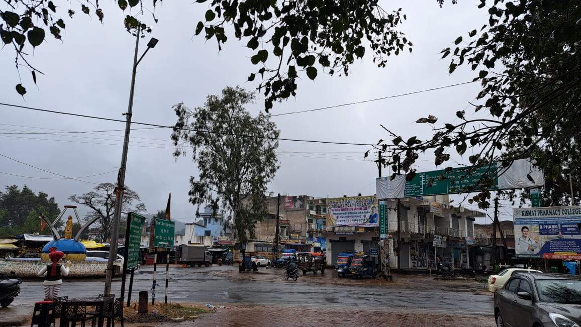 बारिश ने बढ़ाई ठंड,   चौक-चौराहों पर नहीं है अलाव की व्यवस्था