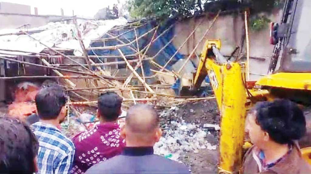 अवैध अहातों पर चले बुलडोजर, शराब दुकानों के पास बने चखना सेंटर ध्वस्त