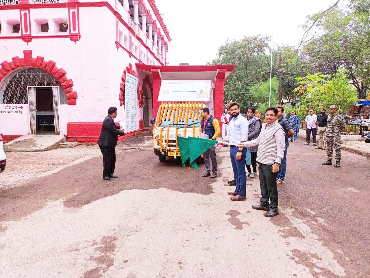 फसल बीमा रथ को कलेक्टर ने दिखाई हरी झण्डी फसल बीमा रथ को कलेक्टर ने दिखाई हरी झण्डी