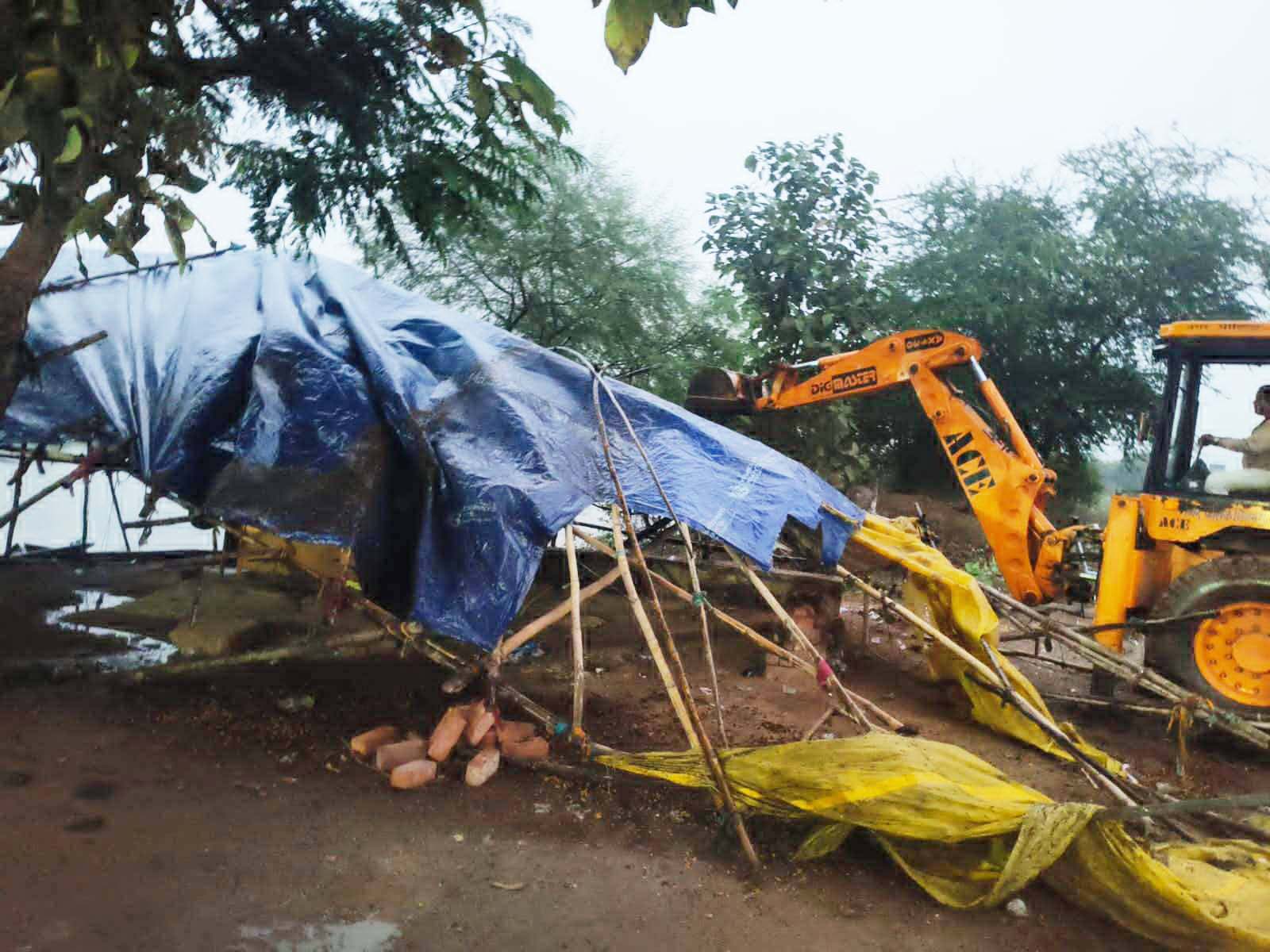 रिकेश सेन ने सुबह बैठक ली और शाम को चल गया चखना सेंटर पर बुलडोजर रिकेश सेन ने सुबह बैठक ली और शाम को चल गया चखना सेंटर पर बुलडोजर