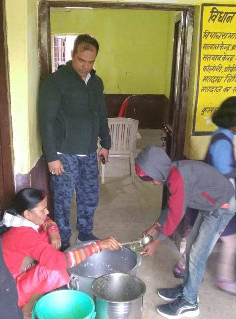 स्कूल निरीक्षण पर पहुंचे कलेक्टर, मध्यान्ह भोजन की जांची गुणवत्ता