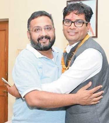 ओपी की जीत पर महिलाओं ने दी अमित शर्मा को बधाई ओपी की जीत पर महिलाओं ने दी अमित शर्मा को बधाई