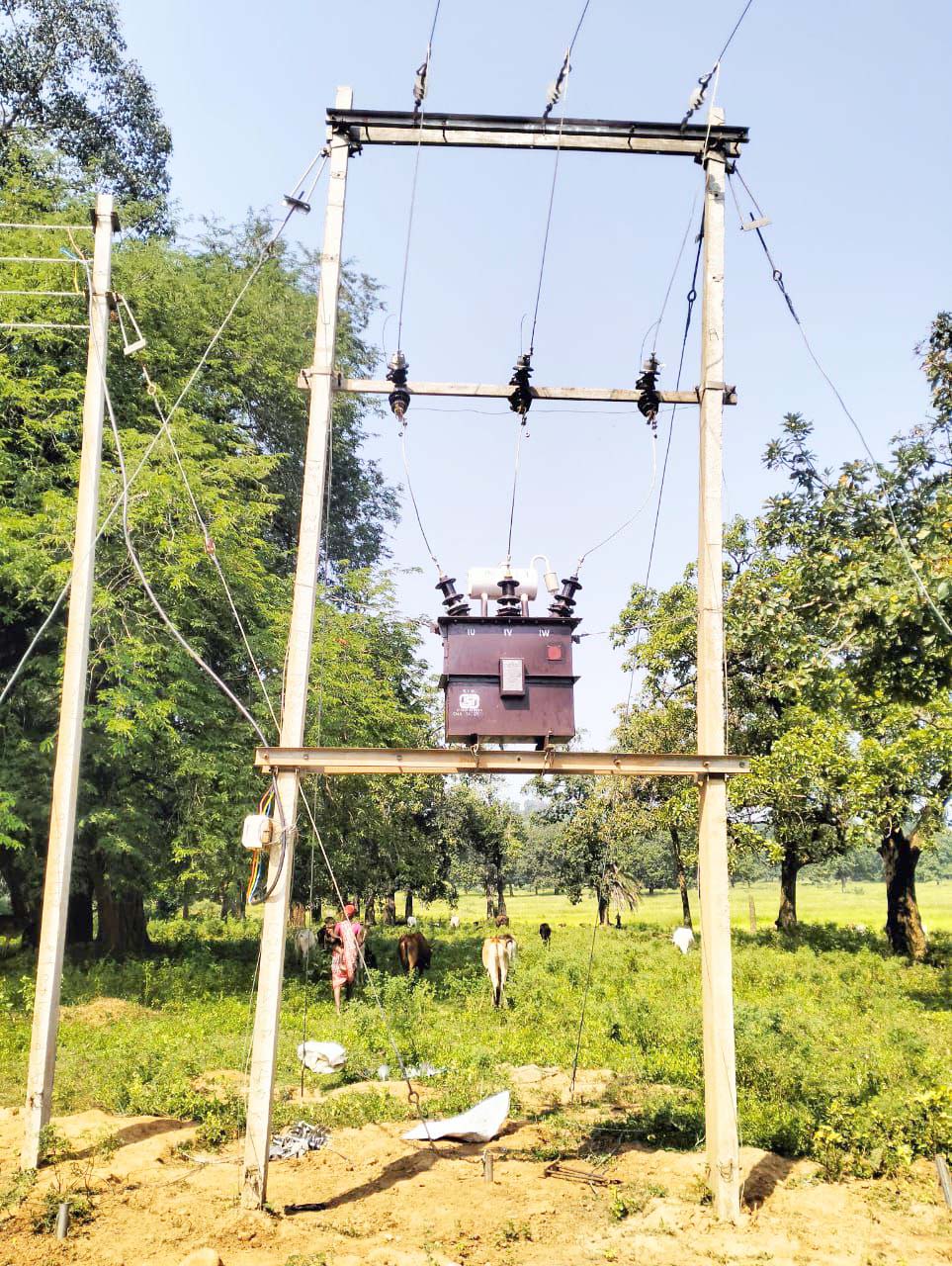 पहली बार पहुंची कोढ़ेर में बिजली की रोशनी पहली बार पहुंची कोढ़ेर में बिजली की रोशनी