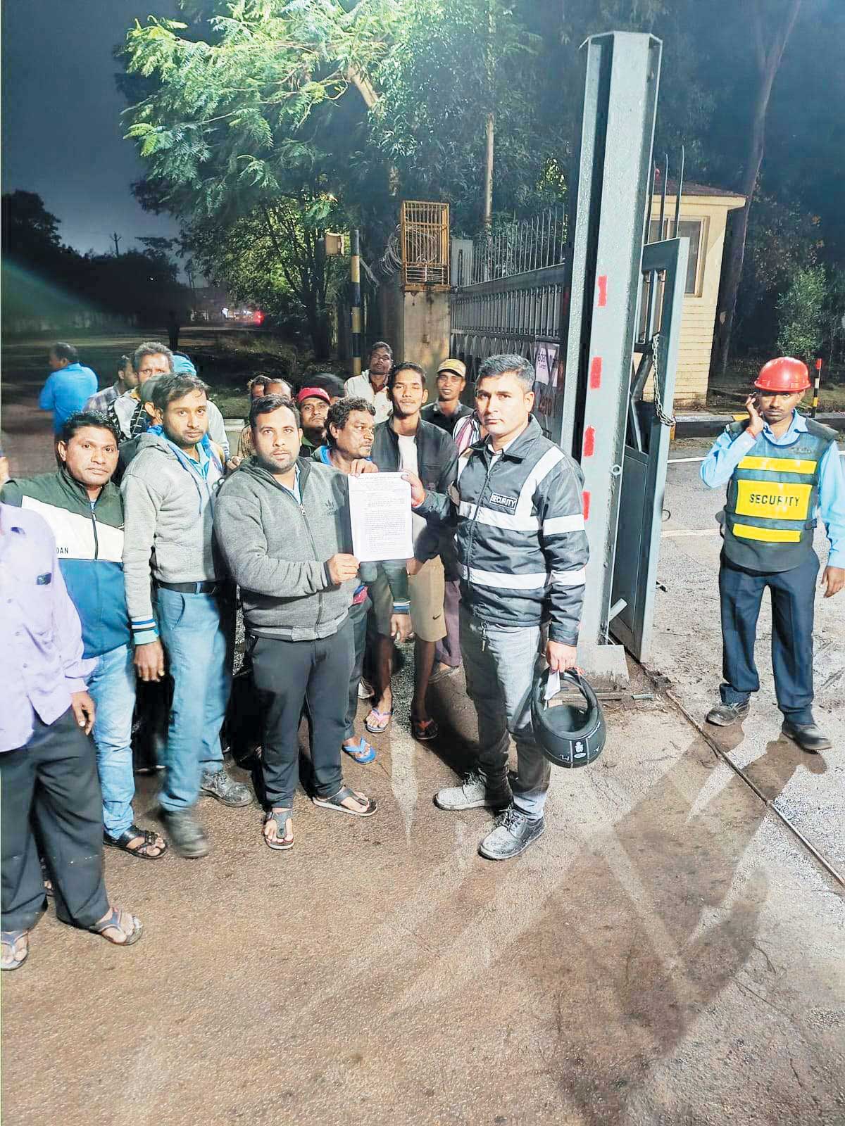 बेमुद्दत हड़ताल 11 को, मजदूरों ने चेतावनी पत्र सौंपा