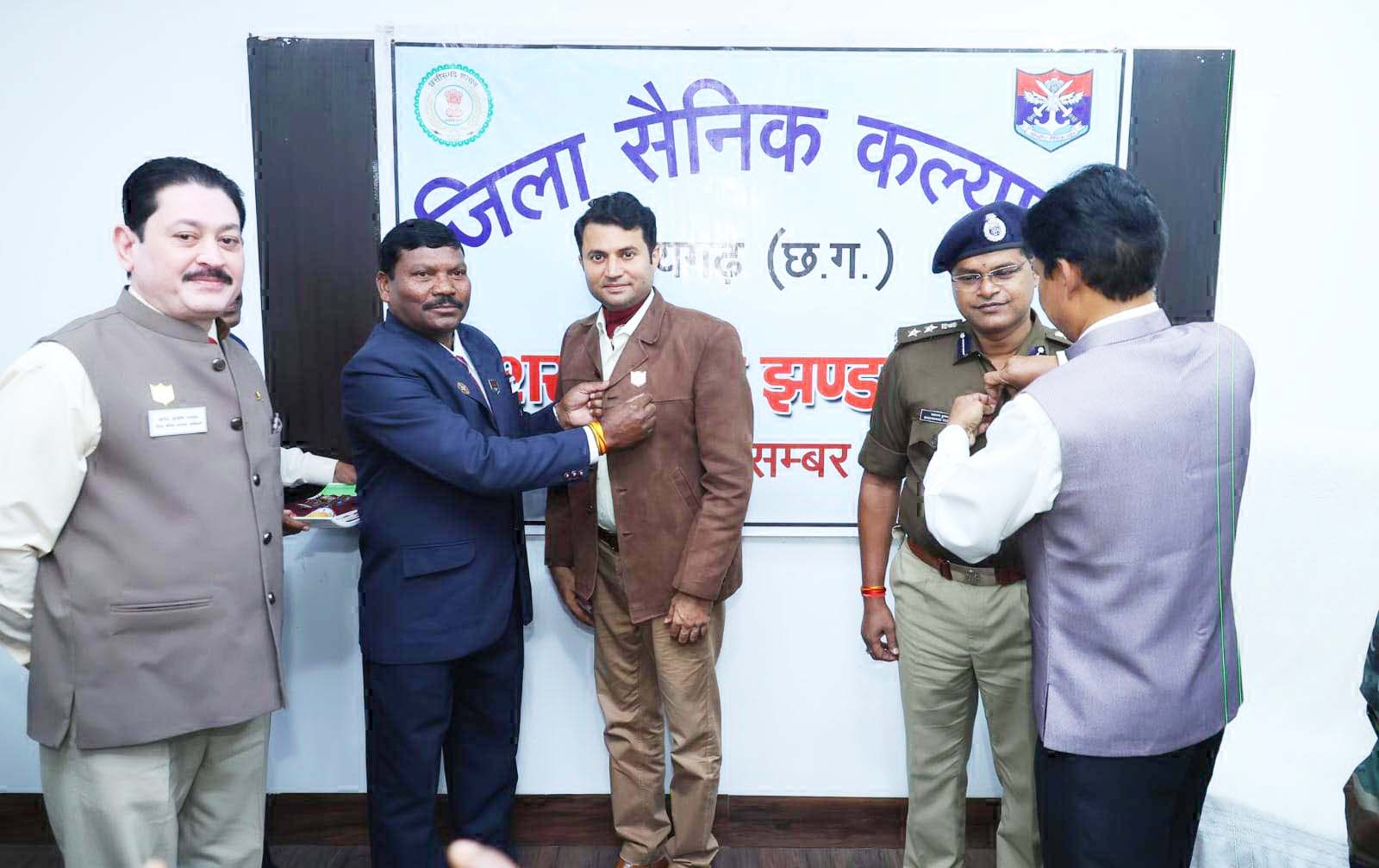 जिला सैनिक कल्याण अफसर ने कलेक्टर- एसएसपी को लगाया फ्लैग जिला सैनिक कल्याण अफसर ने कलेक्टर- एसएसपी को लगाया फ्लैग