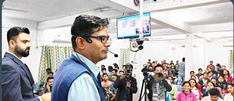 सीएम की रेस से दूर नालंदा परिसर के छात्रों के बीच पहुंचे ओपी चौधरी सीएम की रेस से दूर नालंदा परिसर के छात्रों के बीच पहुंचे ओपी चौधरी