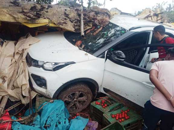 तेज रफ्तार कार सडक़ किनारे बनी झोपड़ी में घुसी, हताहत नहीं