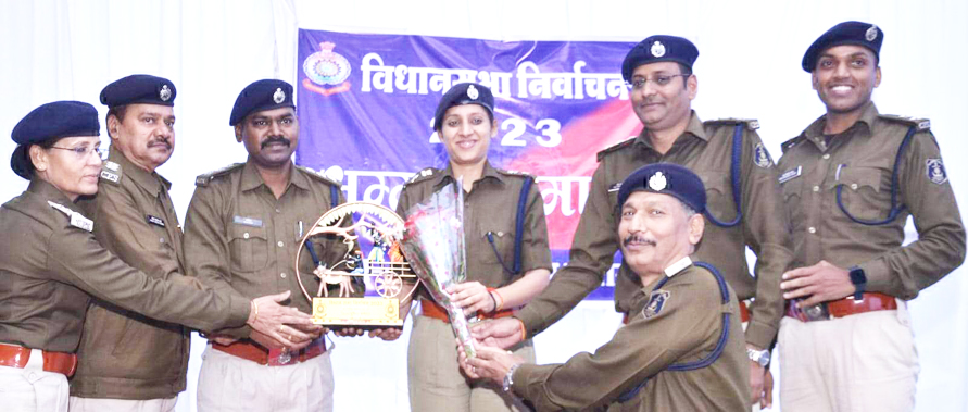 एसपी ने पुलिस अफसर-कर्मियों को किया सम्मानित