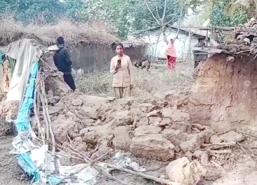 देखें VIDEOS : हाथी की संवेदनशीलता आई सामने, सो रही बच्ची को सूंड से उठाकर रखा दूर, धान खाकर चला गया