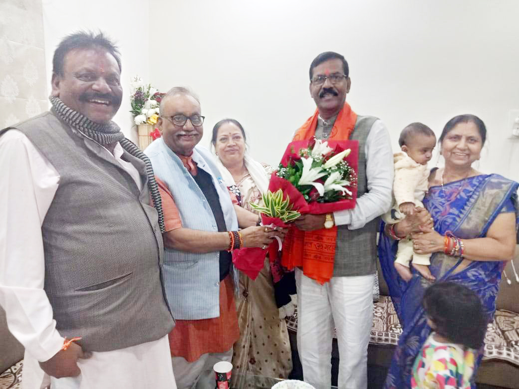 चंद्रशेखर ने मोती लाल साहू को दी बधाई चंद्रशेखर ने मोती लाल साहू को दी बधाई