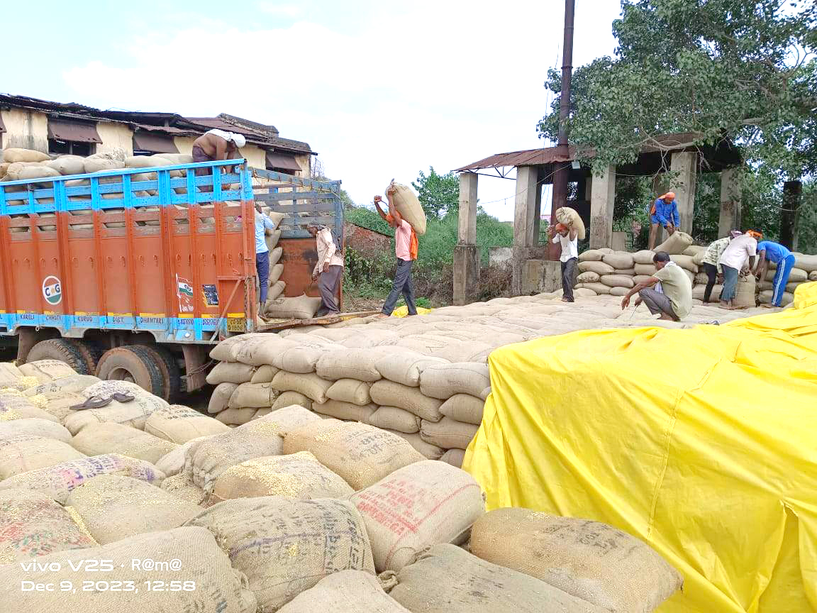 मौसम खुला, सोसायटियों से धान का उठाव जारी, सोमवार से खरीदी होगी शुरू