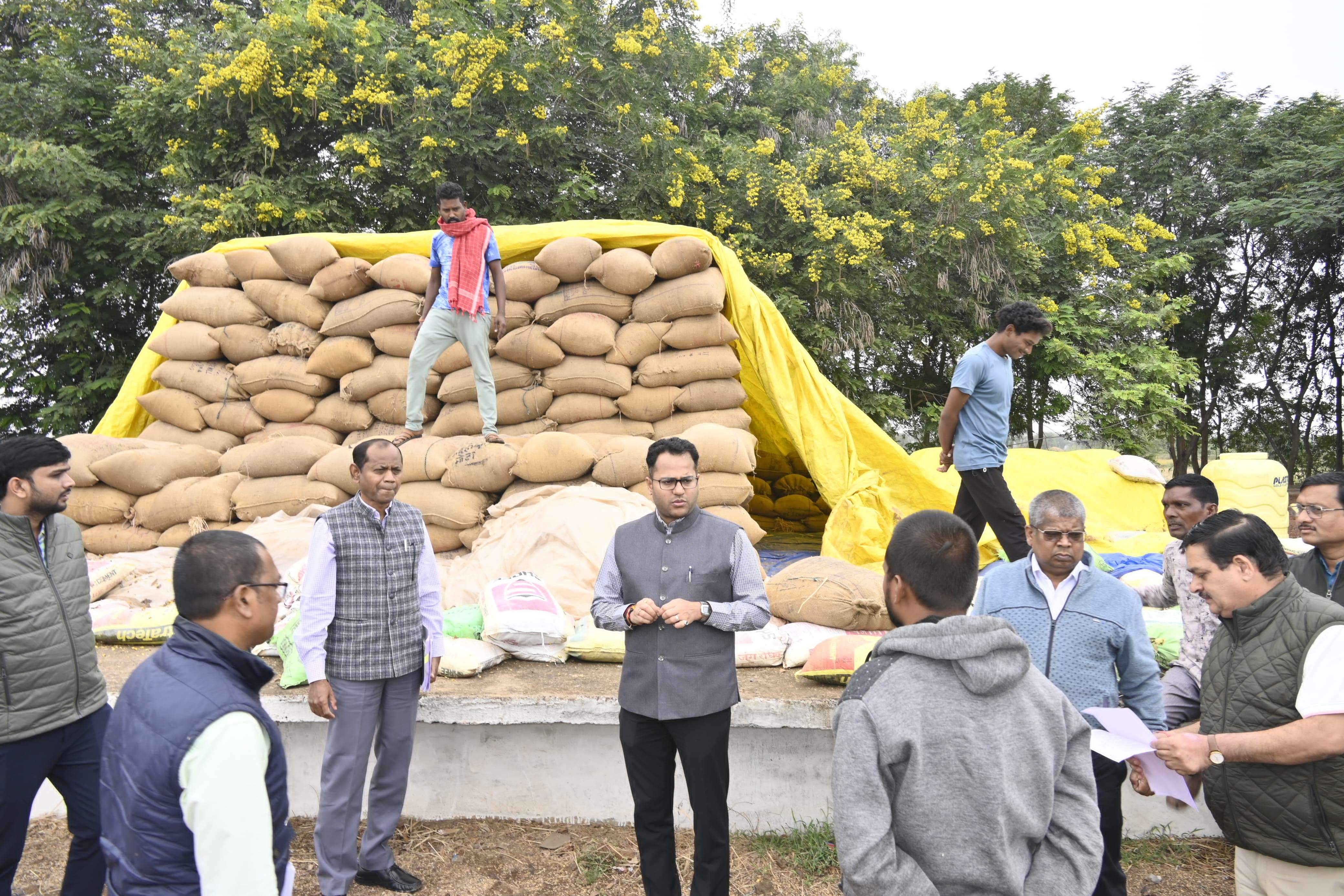 कलेक्टर ने लिया धान उपार्जन केन्द्रों का जायजा