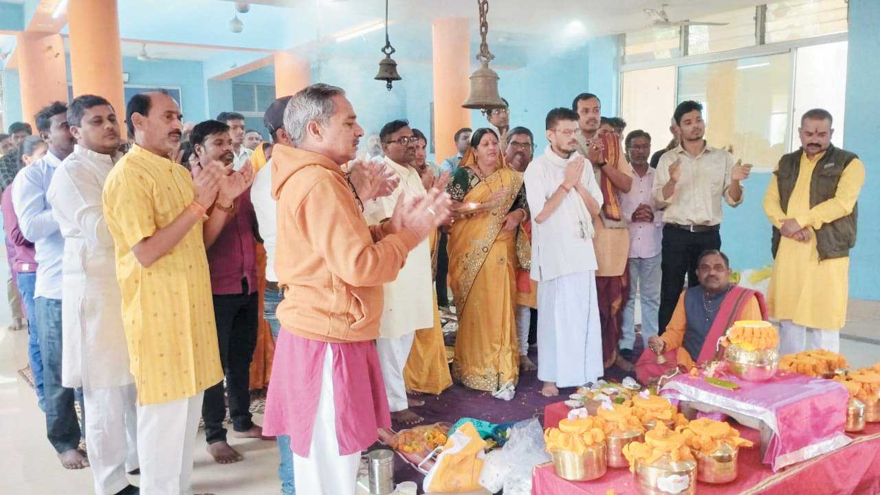 हवन पूजन कर अयोध्या का अक्षत कलश 11 मंडलों में रवाना