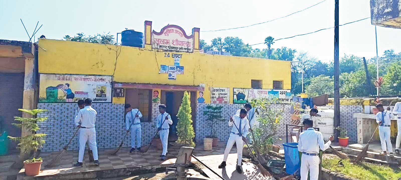 क्लीन टॉयलेट कैम्पेन के तहत सफाई अभियान चलाया