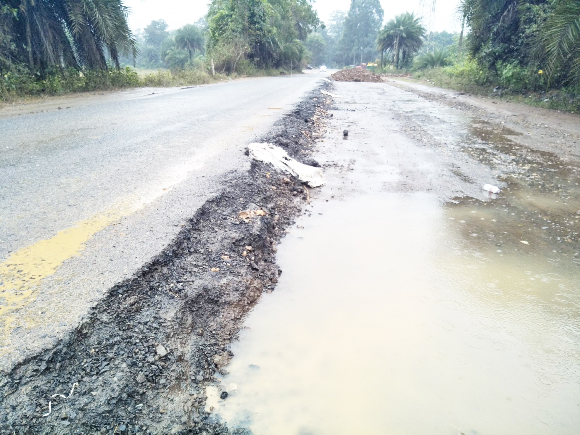 सडक़ चौड़ीकरण, चेतावनी संकेतक बोर्ड कम संख्या में लगाए