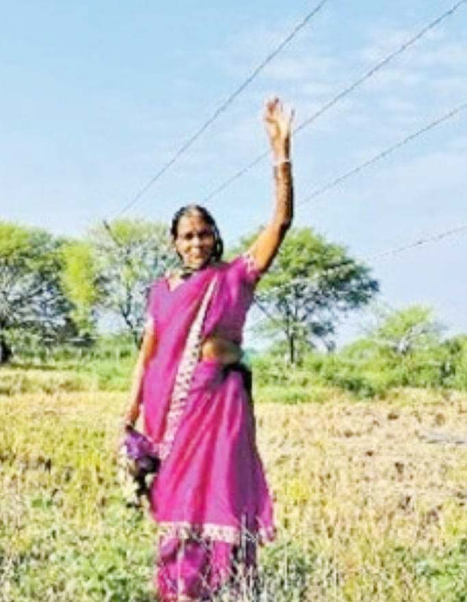 हाईटेंशन लाइन सिर के ऊपर, दुर्घटना को बुलावा, ग्रामीण पहुंचे शिकायत करने  