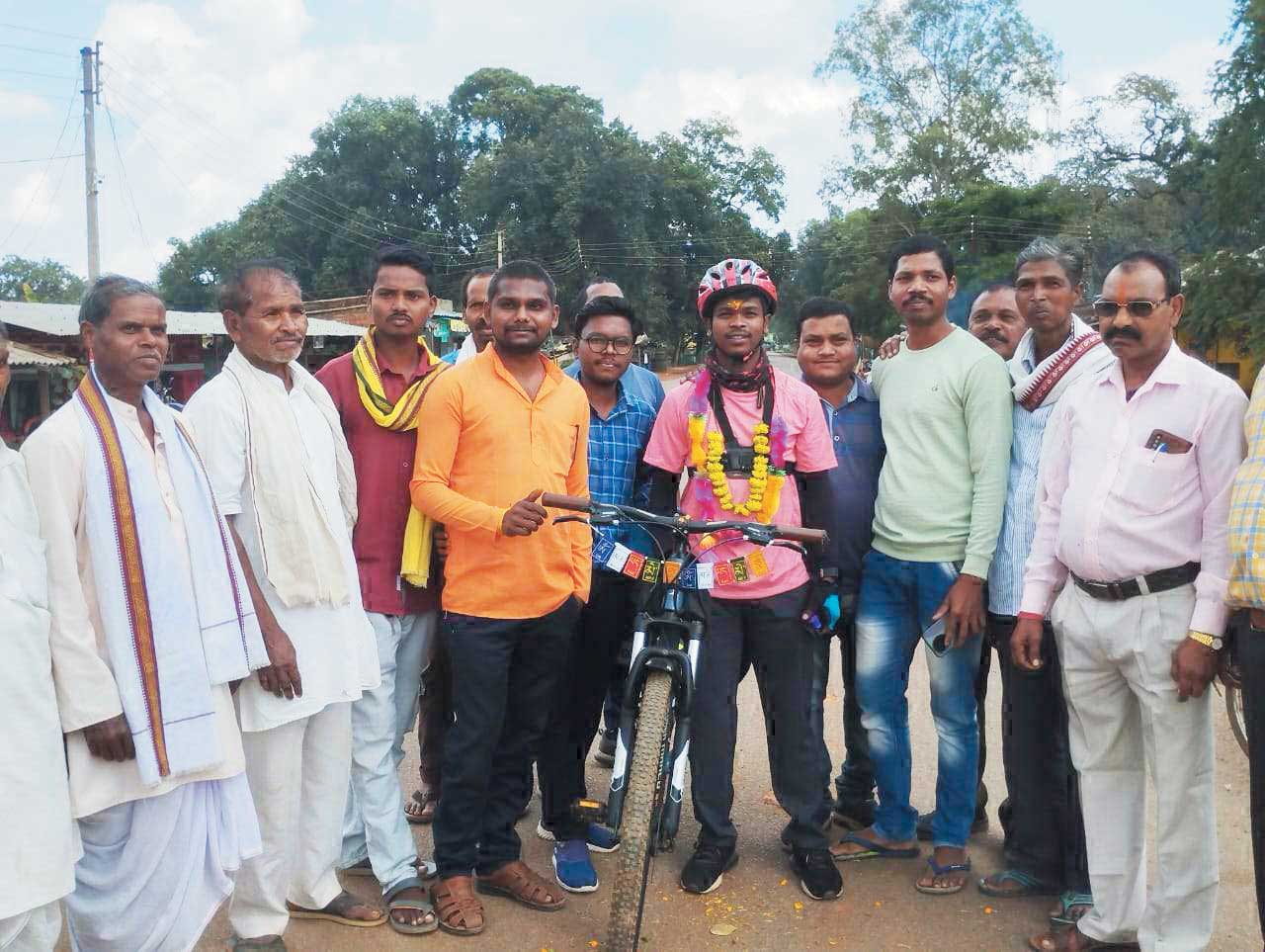 जल जंगल जमीन बचाने और पर्यावरण के प्रति जागरूक करने सायकिल से छत्तीसगढ़ भ्रमण पर