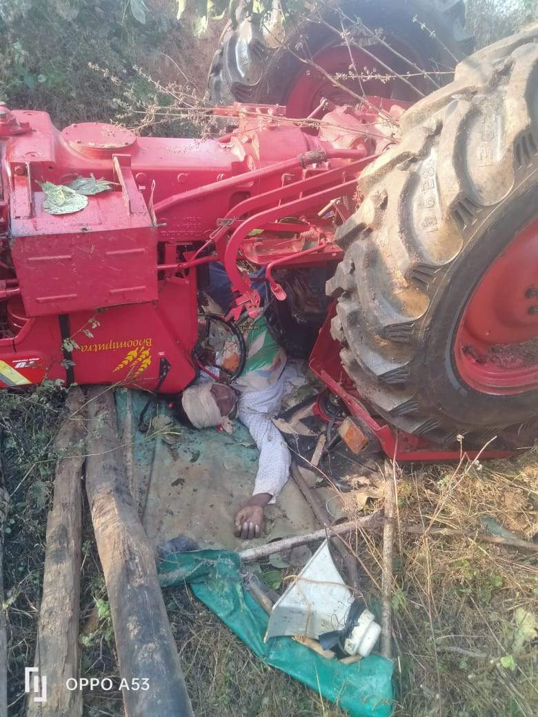 तेज रफ्तार ट्रैक्टर पलटा दबकर युवक की मौत