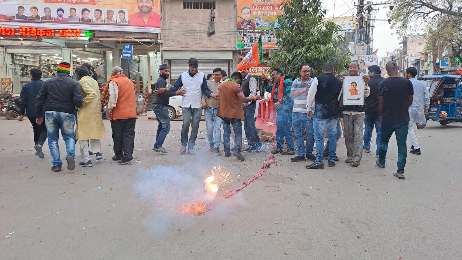 भाजपा नेताओं में हर्ष, मानव मंदिर चौक में फोड़े पटाखे भाजपा नेताओं में हर्ष, मानव मंदिर चौक में फोड़े पटाखे