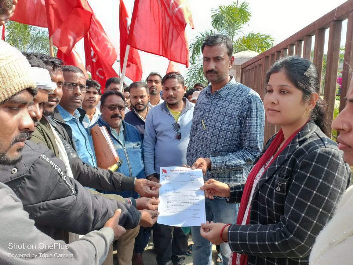 मांगों को ले मजदूरों ने रैली निकाल कलेक्टोरेट घेरा, सौंपा ज्ञापन